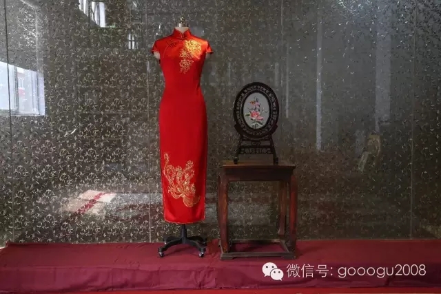 刺绣旗袍